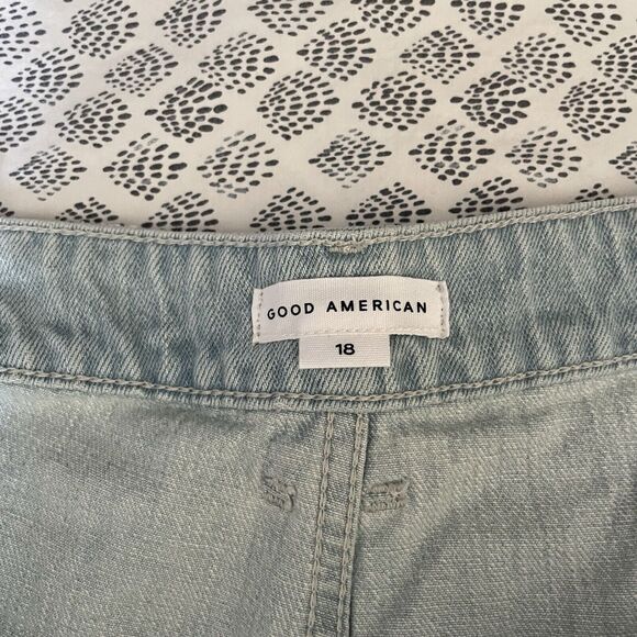 Good American The Bombshell Distressed Denim Shorts Sz 18 - Light Blue - Picture 5 of 10